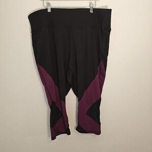 Size 26/28 Livi Active Lane Bryant Black/Purple Capri Leggings